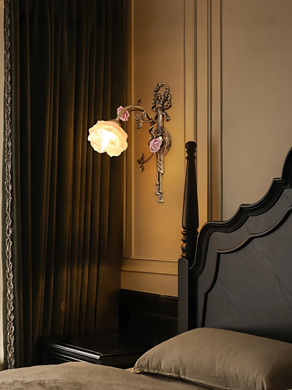 lampe murale vintage cuivre fleurs roses classique ornement métallique opalescent led chambre décoration fixations
