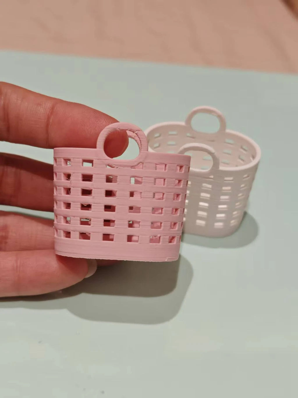 panier tissé rose blanc moderne anneaux fruits poupée accessoire rangement maison jouet