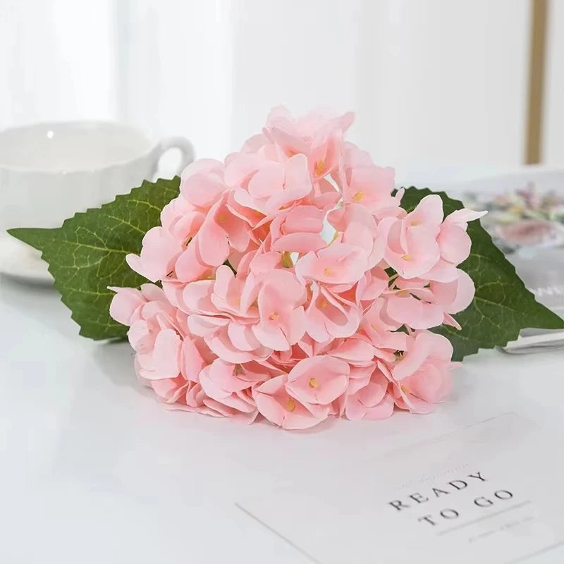 bouquet artificiel hortensias soie bleu blanc vert mariage décoration intérieure moderne minimaliste