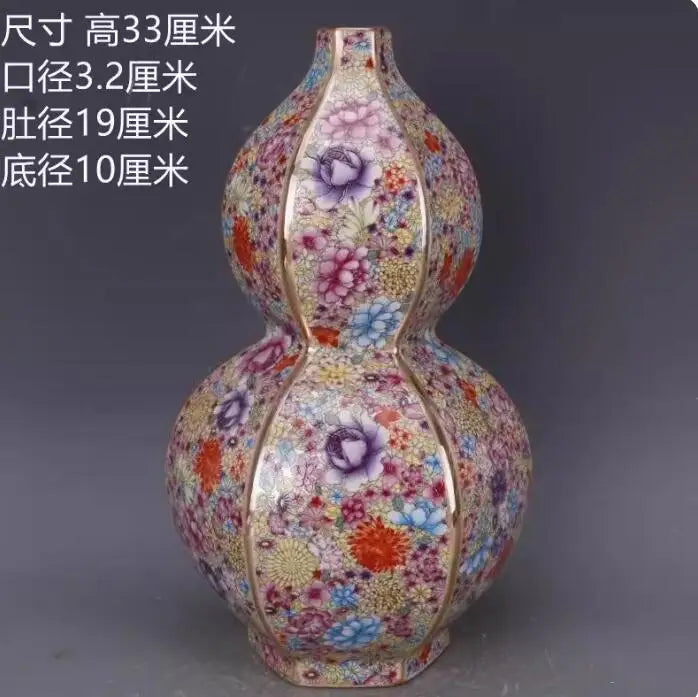 Un vase décoratif orné de motifs floraux colorés et élégants, avec des dimensions spécifiées dans le texte d'accompagnement.