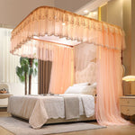 Une chambre d'hôtel luxueuse avec un grand lit à baldaquin rose pâle, des plantes vertes et un éclairage chaleureux, créant une atmosphère élégante et confortable.