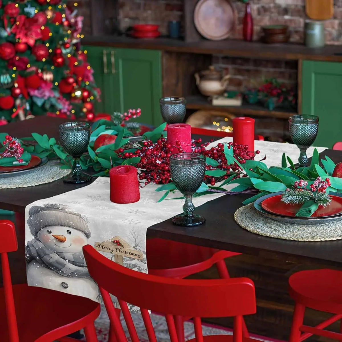 Réunion festive et chaleureuse pour les fêtes de Noël, avec des décorations rouges et vertes, des bougies allumées et un bonhomme de neige souriant sur la table.