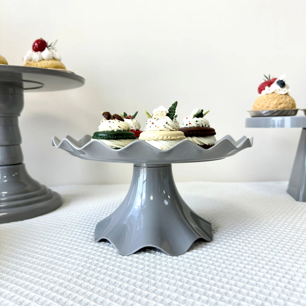 support gâteaux moderne bleu vert gris rose beige plateau ondulé base conique anniversaire mariage