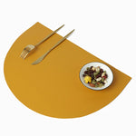 tapis table moderne bleu marine marron gris rose motifs géométriques opaques assiettes vaisselle minimaliste