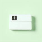 boîte pilules hebdomadaire compartiments couleurs pastel croix blanche moderne pratique