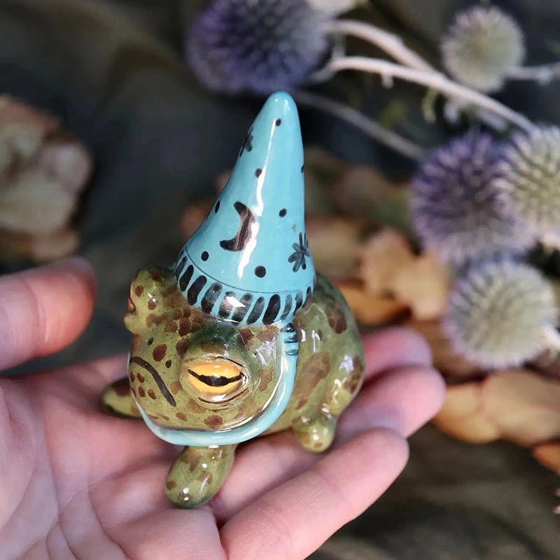 statuette grenouille peinte résine chapeau sorcière verte rouge bleue points noirs contemporaine extérieure ornement