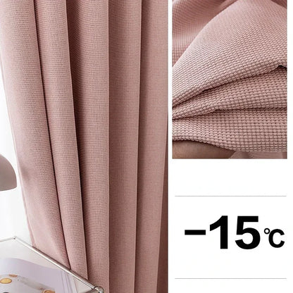 Rideau isolant thermique rose, idéal pour maintenir une température agréable à l'intérieur de votre maison, même par temps froid jusqu'à -15 degrés. Design élégant et moderne, parfait pour ajouter une touche de style à votre décoration intérieure tout en améliorant l'efficacité énergétique.