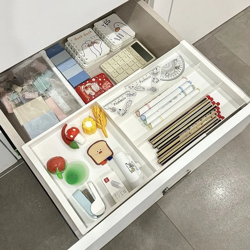 Organisateur de tiroir avec couverts rangés