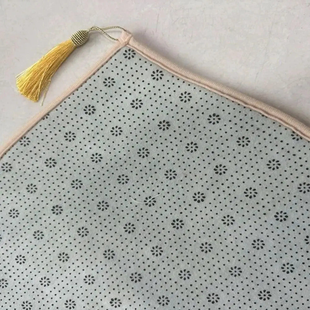 tapis géométrique moderne élégant vert clair bleu marine rouge rose gris clair franges dorées