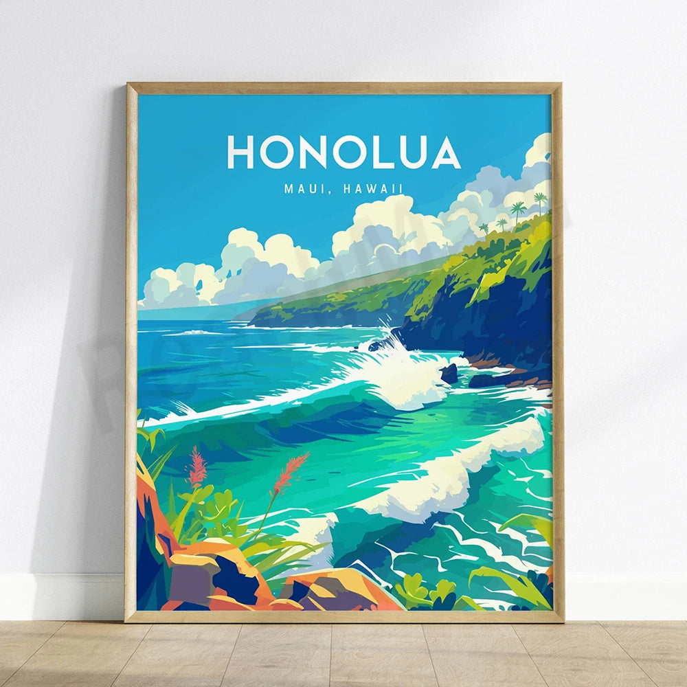 Paysage marin verdoyant et tranquille de Honolua, Maui, avec des vagues déferlantes, une végétation luxuriante et un ciel nuageux caractéristique des îles d'Hawaï.