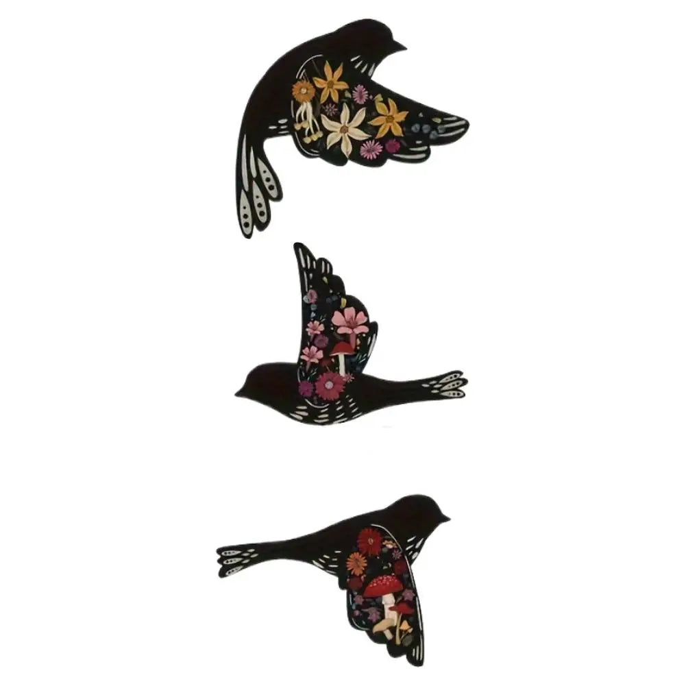 décoration murale oiseaux volants bois artisanal motifs floraux géométriques beige noir rouge jaune bleu