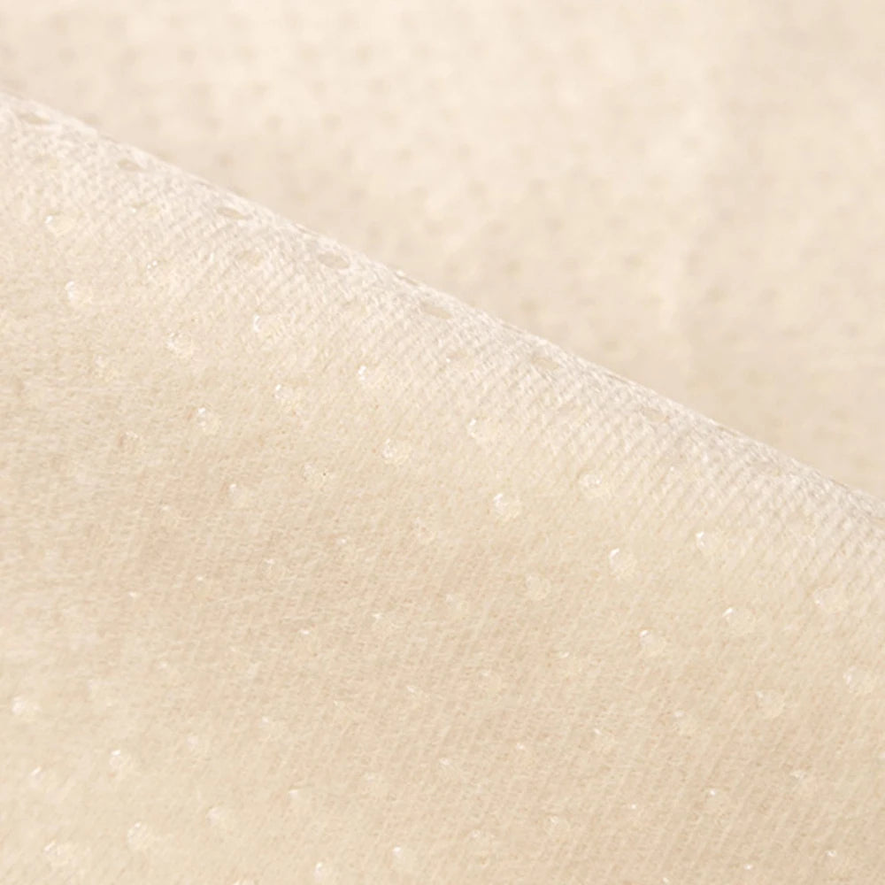 Texture de tissu beige pâle avec motif subtil de plis et de points.