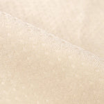 Texture de tissu beige pâle avec motif subtil de plis et de points.