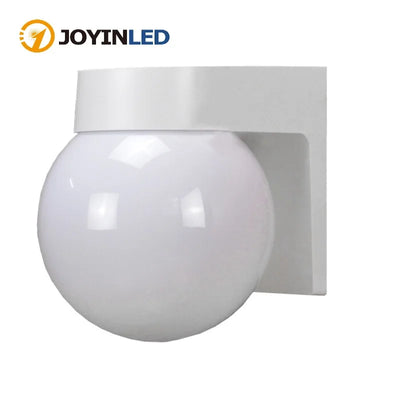 Lanterne murale LED sphérique blanche pour extérieur éclairant un patio