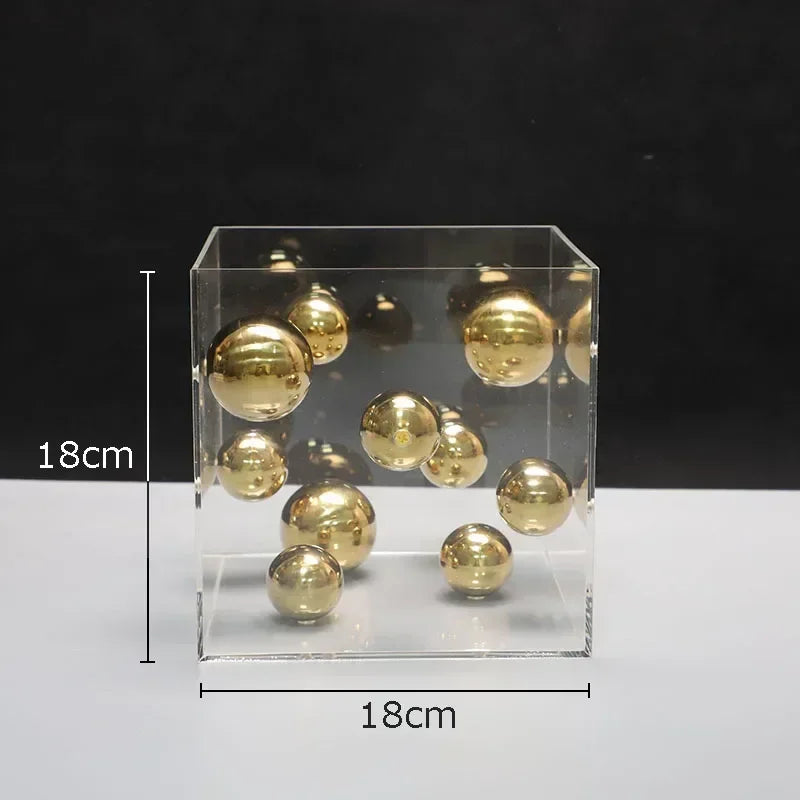 décoration moderne cube transparent boules colorées rouge bleu argent doré minimalistes