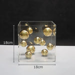 décoration moderne cube transparent boules colorées rouge bleu argent doré minimalistes