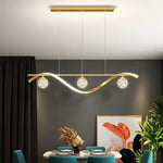 suspension lumineuse moderne or noir courbes élégantes contemporain chaînes suspendues trois sphères luminescentes barre