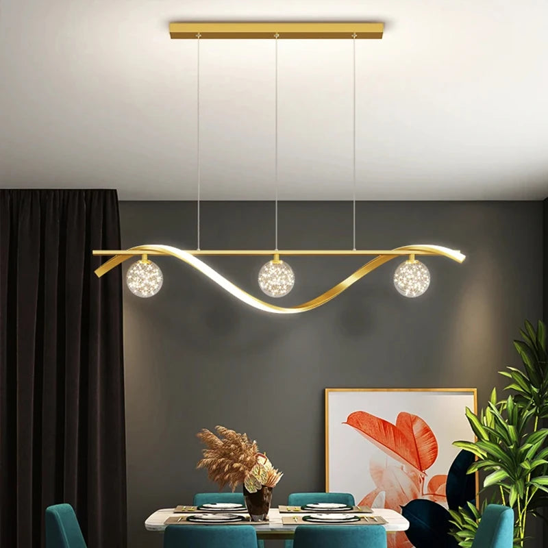 suspension lumineuse moderne or noir courbes élégantes contemporain chaînes suspendues trois sphères luminescentes barre