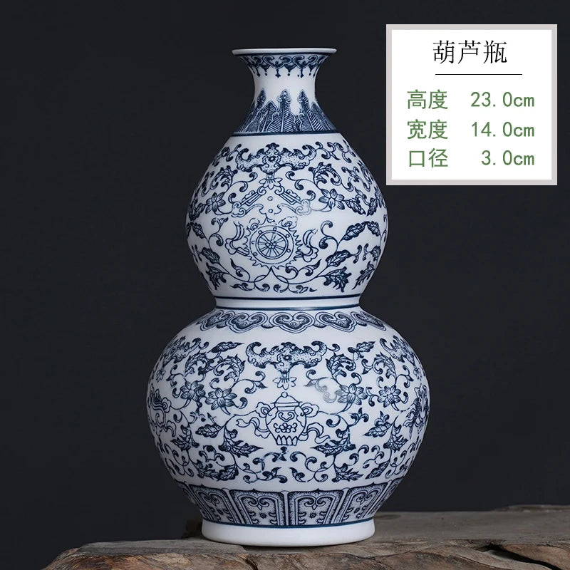 Ce vase en porcelaine bleu et blanc orné de motifs de style chinois traditionnel est une pièce unique de design et d'artisanat raffiné.