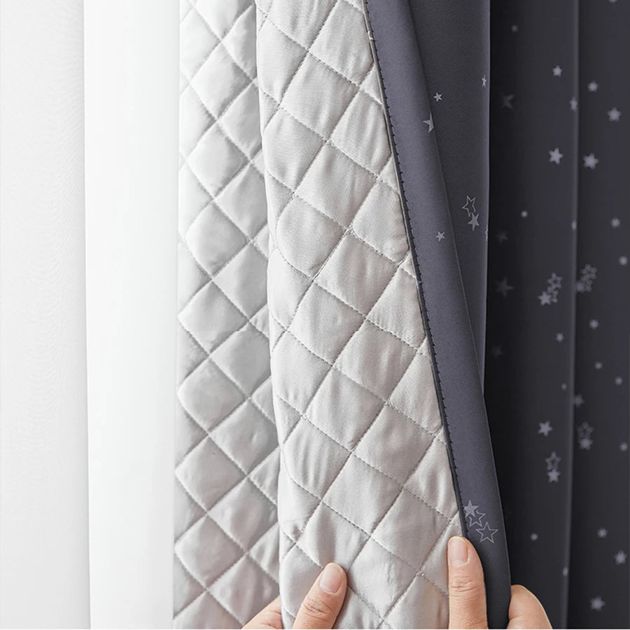 Rideau isolant gris avec motif étoilé, idéal pour bloquer la lumière et offrir une décoration élégante à votre intérieur. Accessoire pratique pour chambre à coucher, salon ou bureau, garantissant intimité et style moderne.