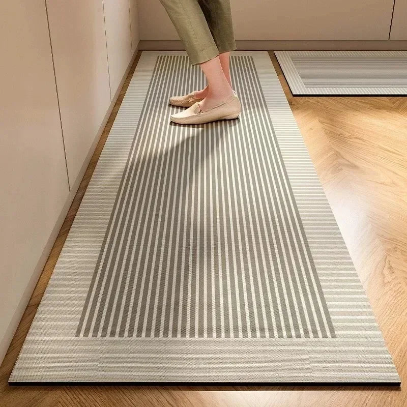 Tapis rayé gris et blanc avec des pieds nus posés dessus, créant un design moderne et élégant dans l'espace.