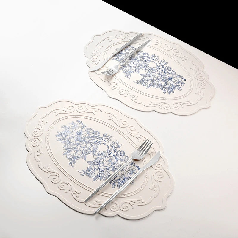 Set de table silicone sur table avec vaisselle