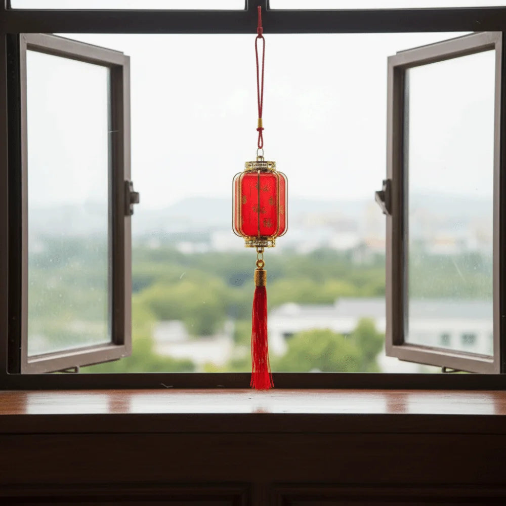 lanterne traditionnelle chinoise rouge dorée écritures ciselées tassel chaîne ornée classique anneau métallique fête