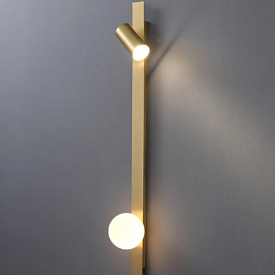 Lampe murale de lecture dorée moderne installée dans un salon élégant