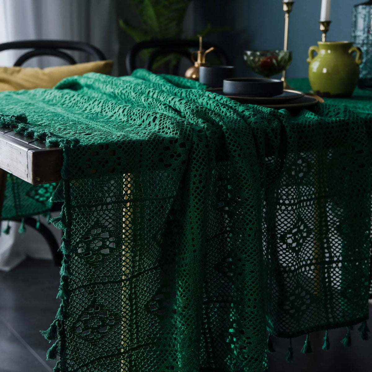 Nappe gothique noire avec bougeoirs ambiance sombre