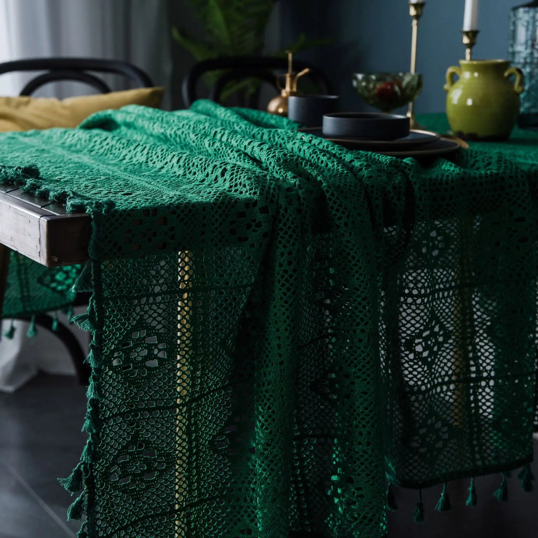 Nappe gothique noire avec bougeoirs ambiance sombre