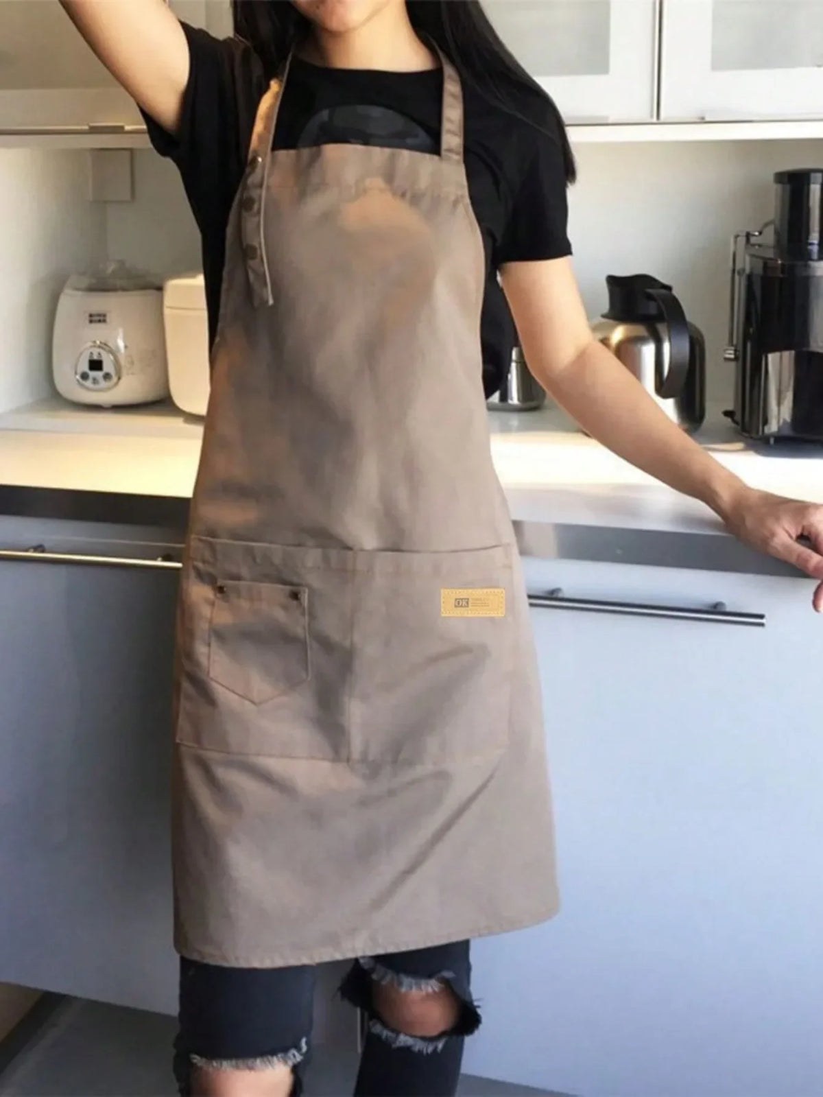 tablier noir gris uni classique épaulettes poche avant boutons dorés cuisineôtel nettoyage