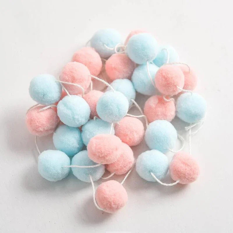 guirlande pompons rose bleu blanc moderne décoration anniversaire enfant velours chambre festive