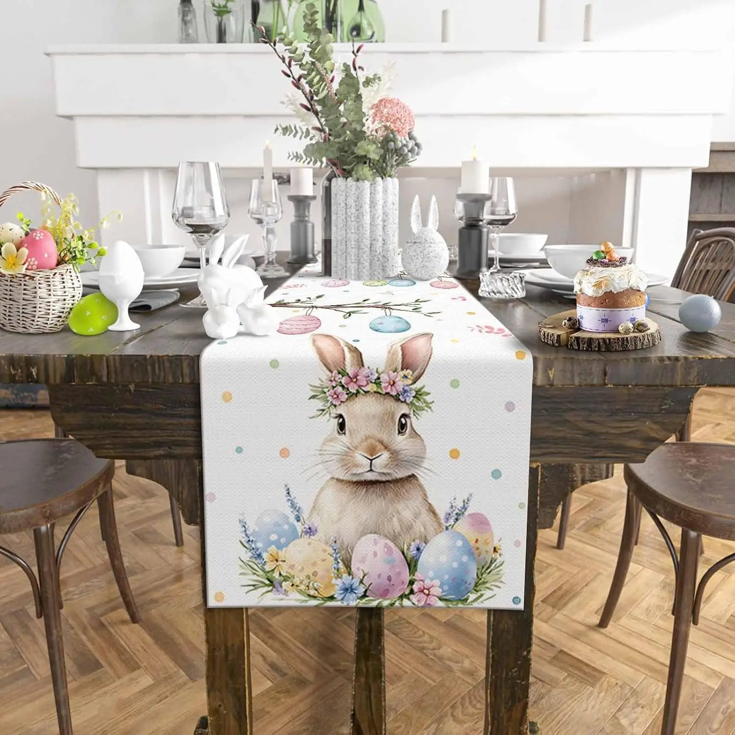 Un lapin mignon avec une couronne florale est entouré d'oeufs de Pâques colorés et de décorations de table printanières sur un fond de bois rustique.