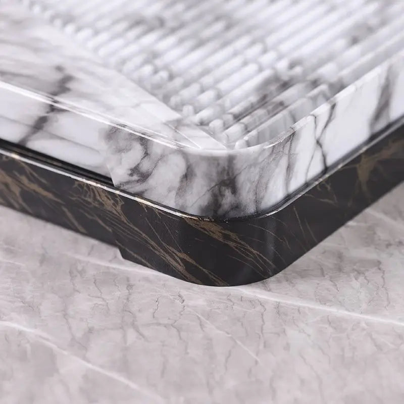 assiettes marbrées modernes élégantes lignes dorées noir blanc thé maison salon