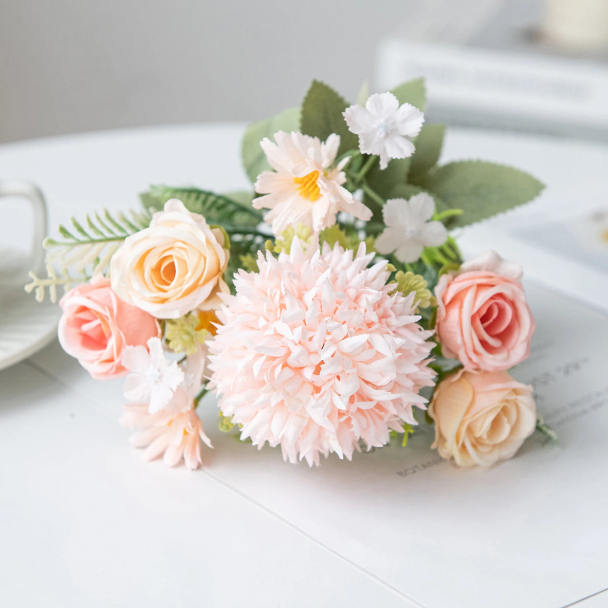 bouquets fleurs artificielles rose blanche bleue intérieur décoration maison panier tressé vases transparents