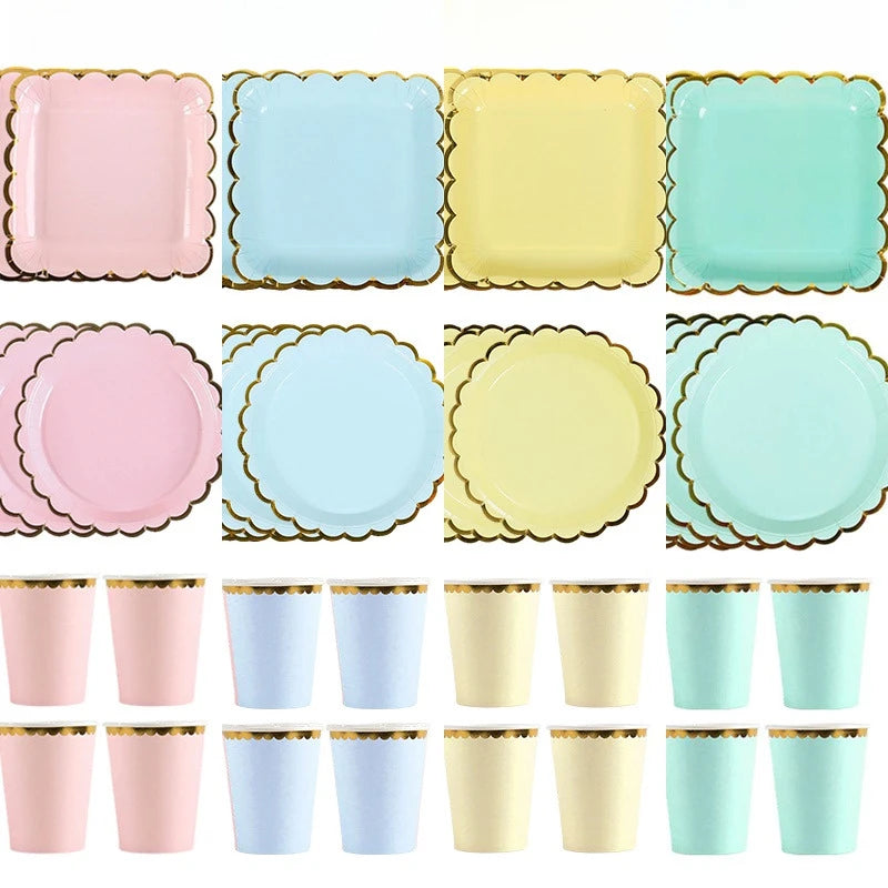 assiettes papier festives gobelets bords dorés dentelés couleurs pastel fourchettes cuillères serviettes