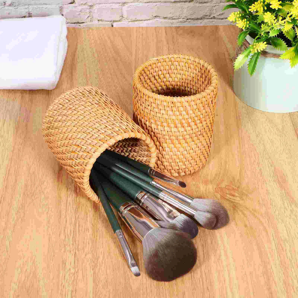 Pot à crayons en bois tissé avec stylos et crayons organisés