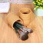 Pot à crayons en bois tissé avec stylos et crayons organisés