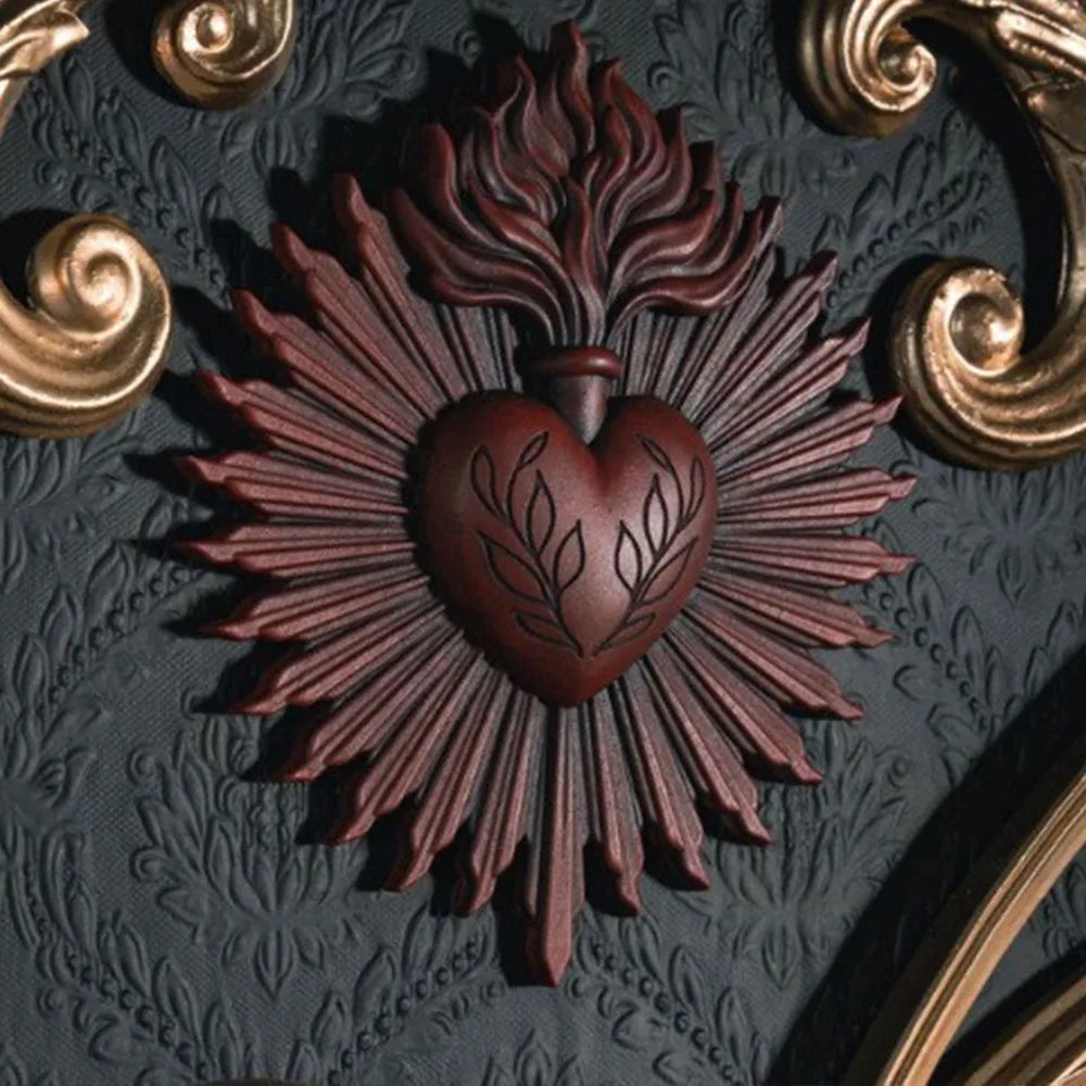 décoration murale cœur gothique or rouge noir relief floral baroque religieux vintage