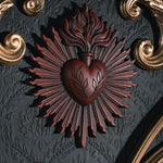 décoration murale cœur gothique or rouge noir relief floral baroque religieux vintage