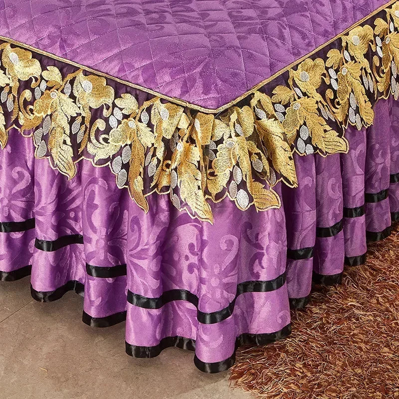 Détail des broderies sur le couvre-lit en peluche