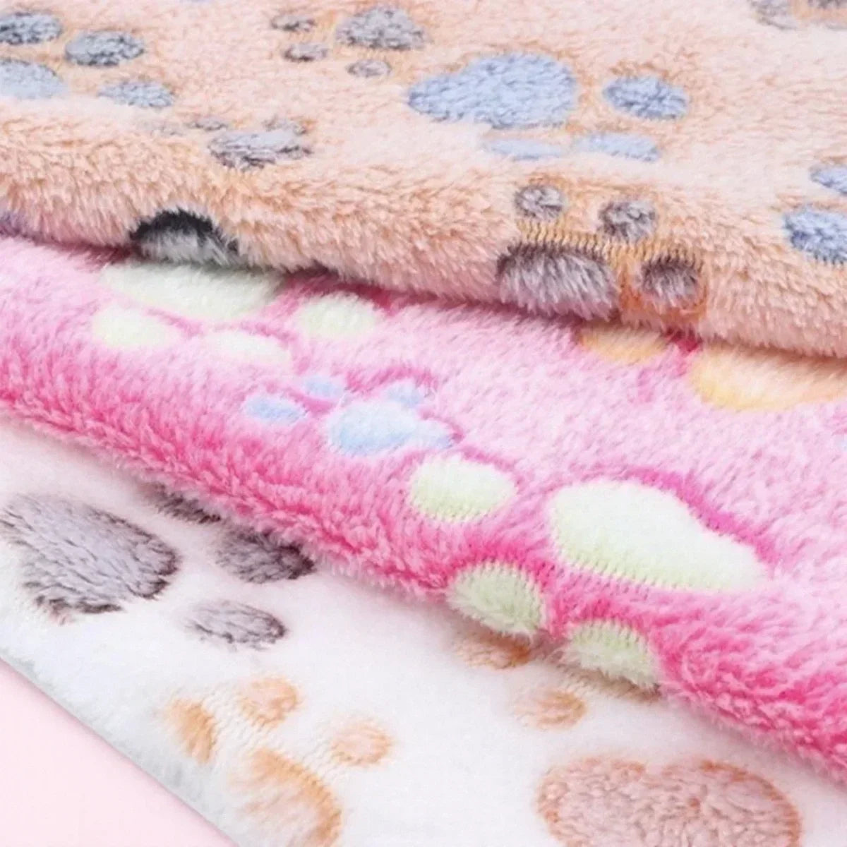 couverture douce animaux compagnie imprimée pattes blanc rose beige bleu gris