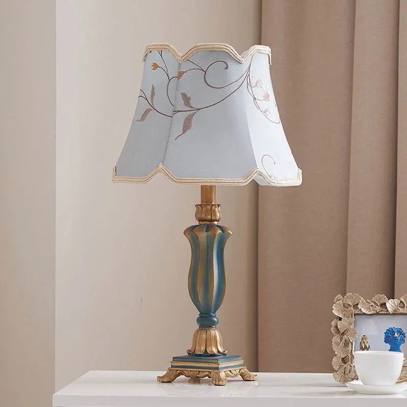 lampe table classique vintage abat jour tissu floral brodé couleur or bleu turquoise beige