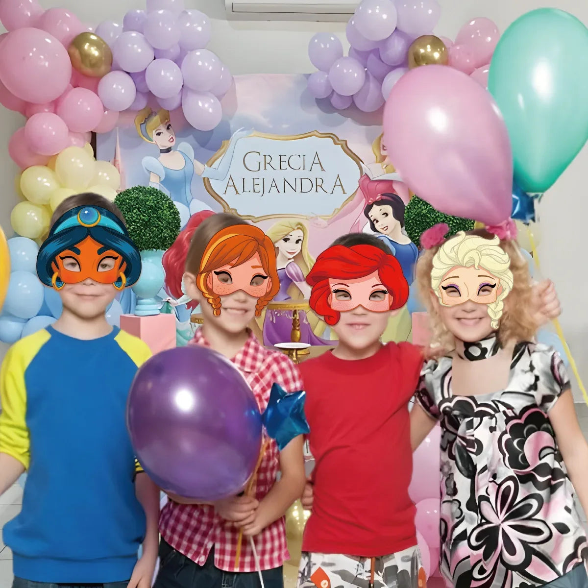 Kit de 12 masques Disney disposés en cercle pour décoration