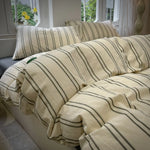 Housse de couette rayée réversible blanche sur lit double