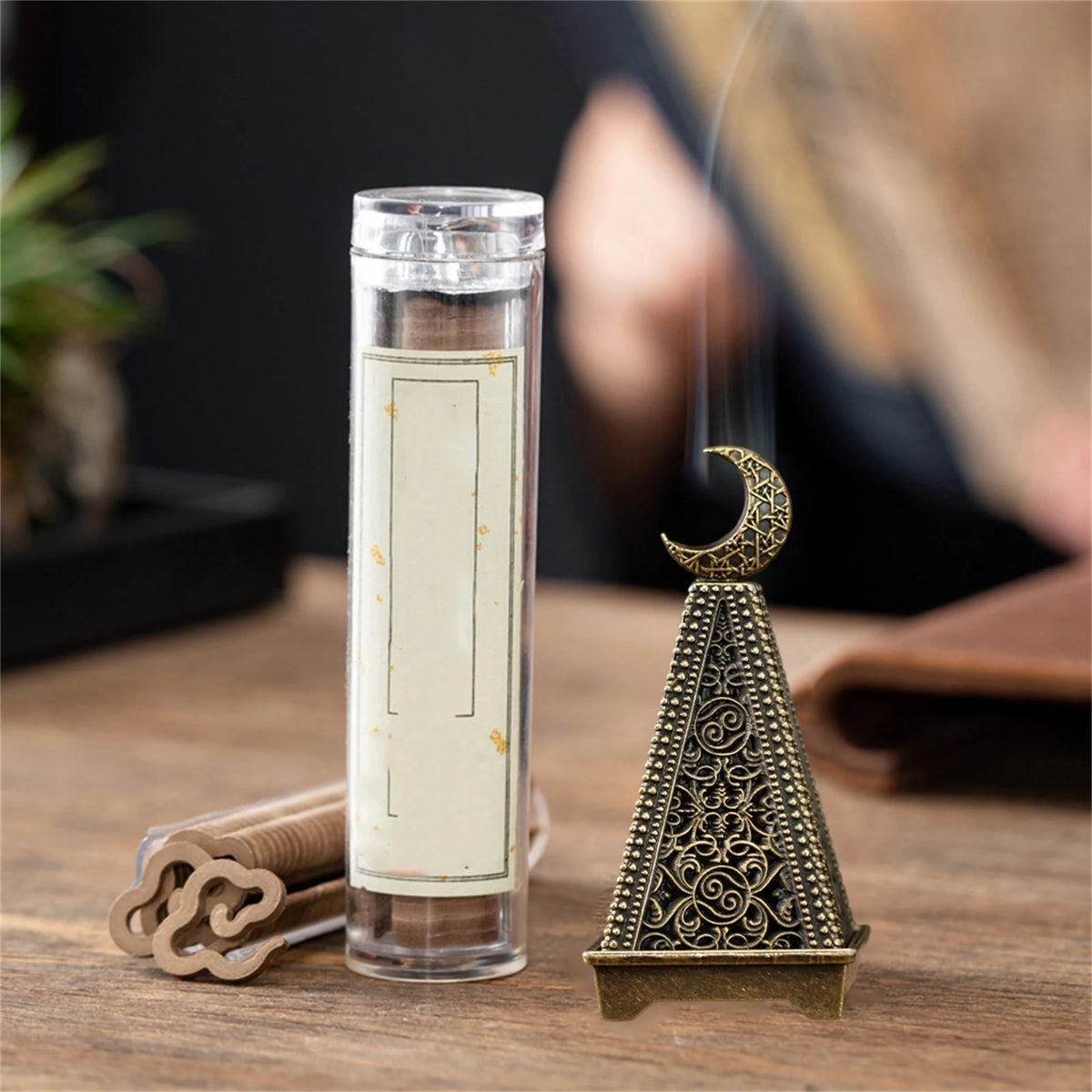 diffuseur encens pyramide forme ornementale dorée motifs floraux géométriques vintage oriental salon