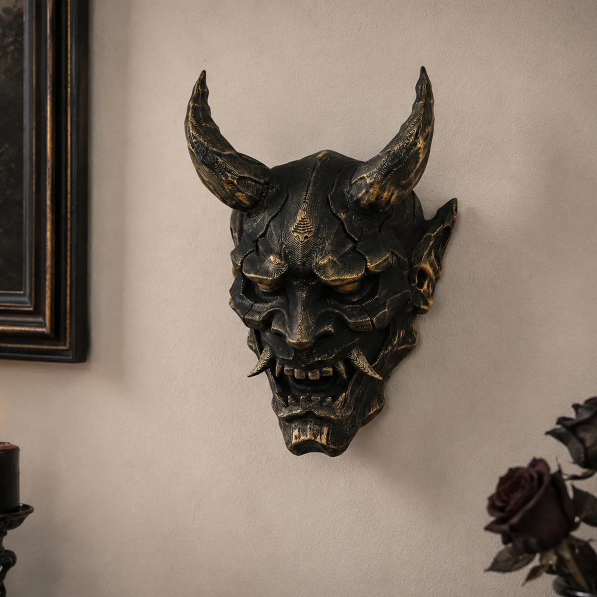 masque démon noir doré texture rugueuse gothique vis fixations ornement mural vintage