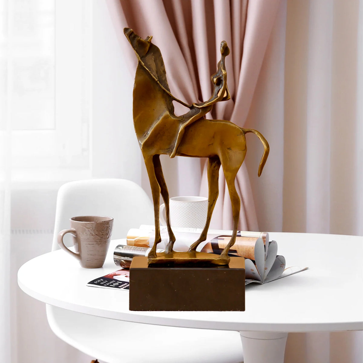 sculpture abstraite femme cheval bronze moderne forme fluide base noire intérieur contemporain