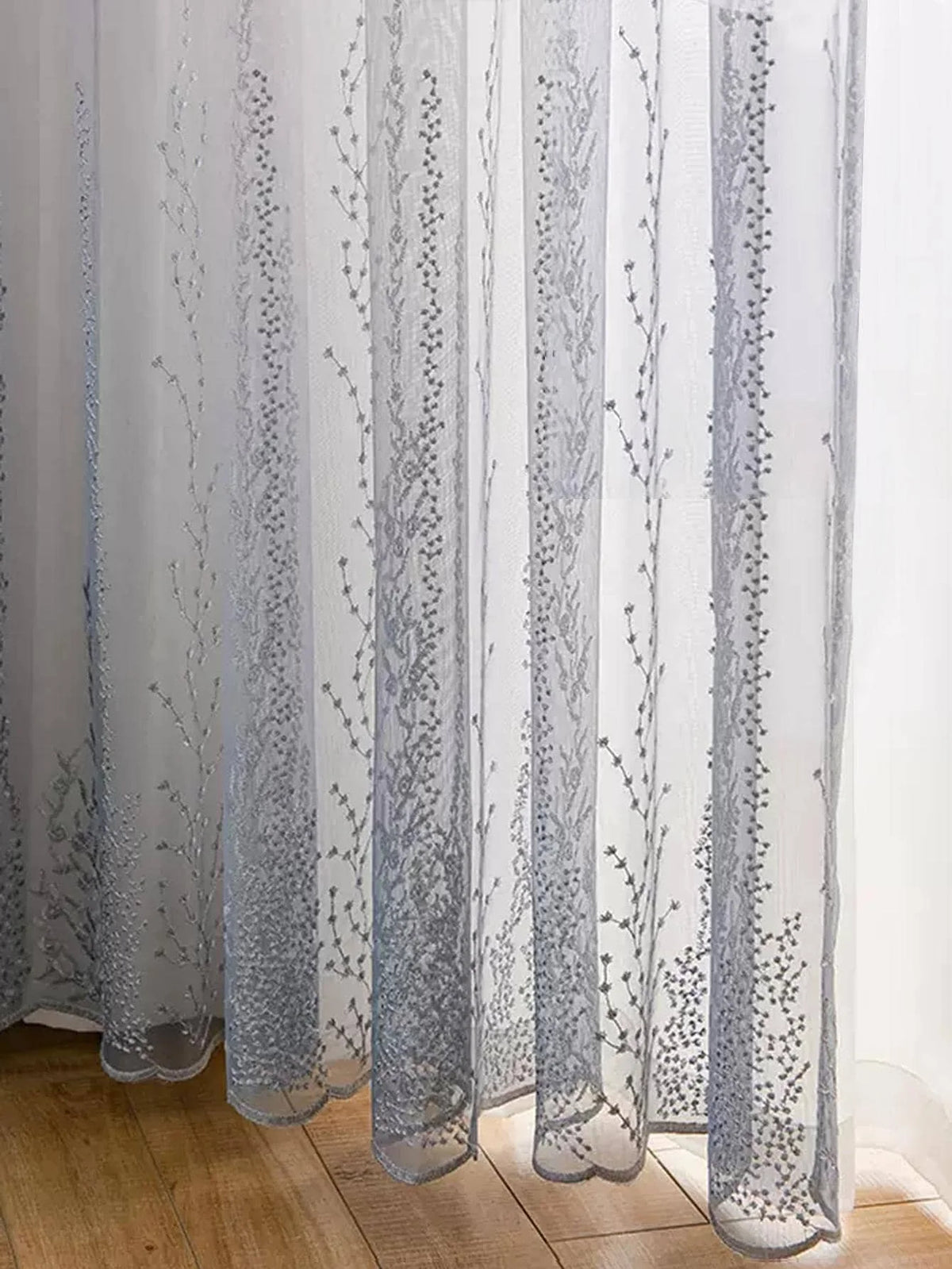 rideau voilage blanc gris dégradé motifs floraux tissu texturé translucide élégant moderne tringle dorée