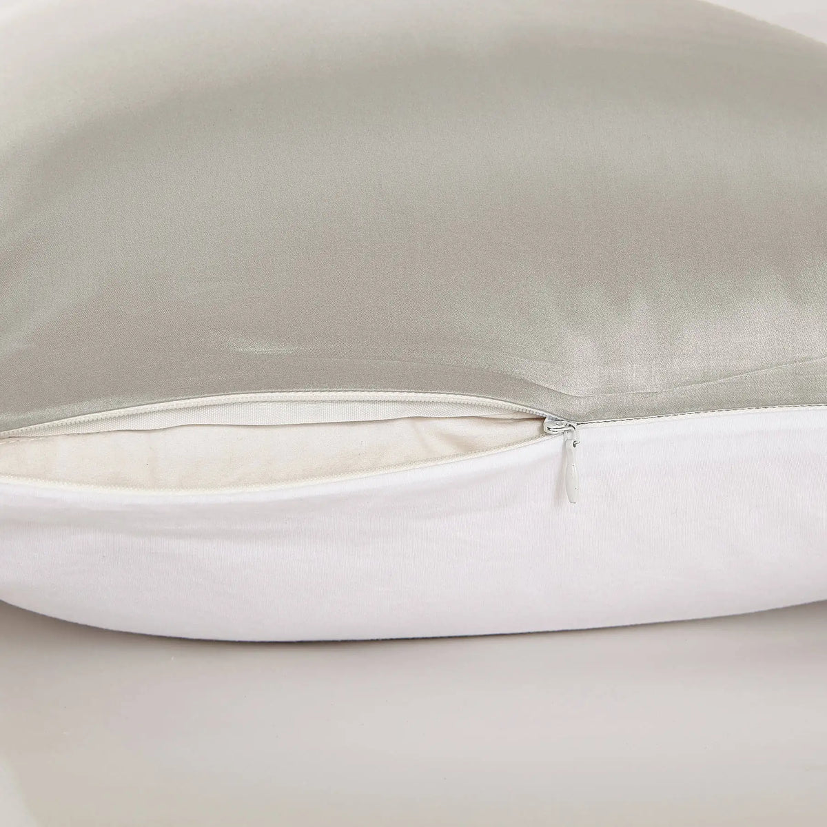 taies d'oreiller soie 100% gris clair texture lisse moderne respectueux environnement simple